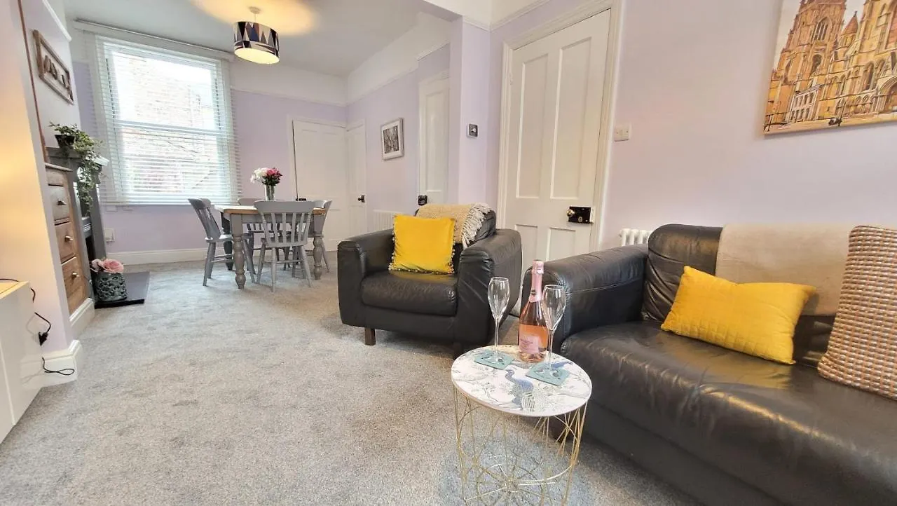 Hartoft St - 2 Bed Near River York 0*,