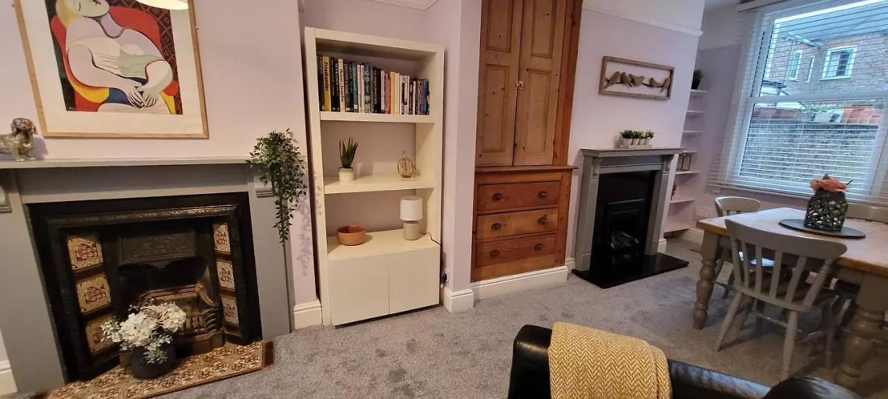 Hartoft St - 2 Bed Near River 约克